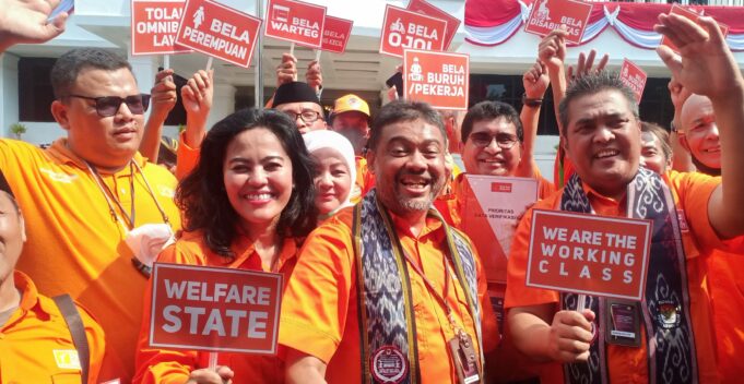 Presiden Partai Buruh, Said Iqbal beserta elite partai usai menyerahkan dokumen partai di kantor KPU RI, Menyeng, Jakarta Pusat, Jumat (12/8).