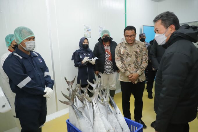 Menteri Trenggono Resmikan Cold Storage 300 Ton di TPI Karangsong