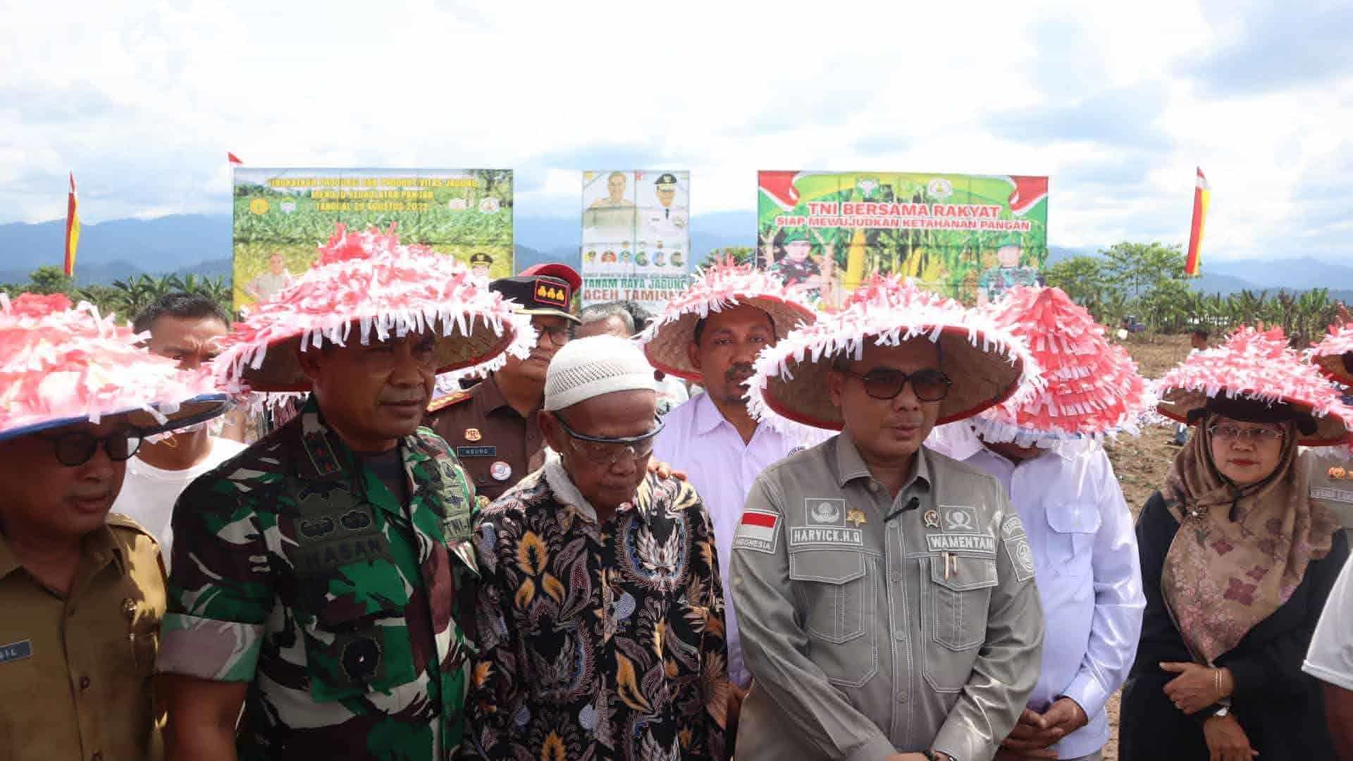 Bareng Pangdam Iskandar Muda, Wamentan Tanam Raya Jagung Di Aceh ...