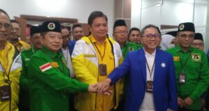 Ketua Umum Golkar Airlangga Hartarto bersama Ketua Umum PAN Zulkifli Hasan dan Ketua Umum PPP Suharso Monoarfa yang tergabung dalam KIB.