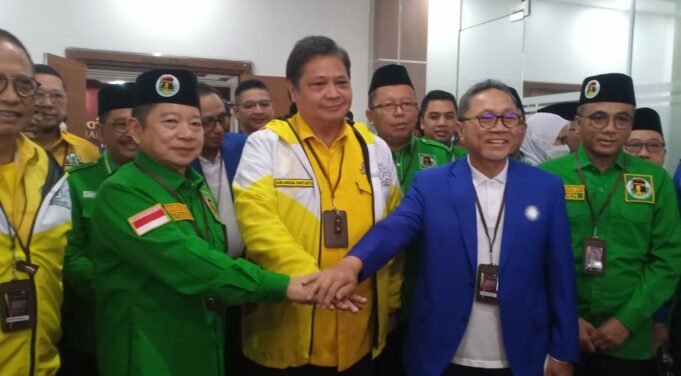 Ketua Umum Golkar Airlangga Hartarto bersama Ketua Umum PAN Zulkifli Hasan dan Ketua Umum PPP Suharso Monoarfa yang tergabung dalam KIB.