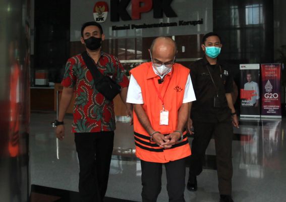 Tersangka kasus dugaan suap terkait pengurusan izin mendirikan bangunan apartemen di Yogyakarta, Oon Nusihono berjalan menuju mobil tahanan