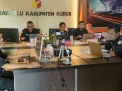 Petugas Bawaslu Kudus, Jawa Tengah, melakukan pemantauan anggota dari masing-masing partai politik yang masuk ke dalam dalam sistem informasi partai politik (Sipol)