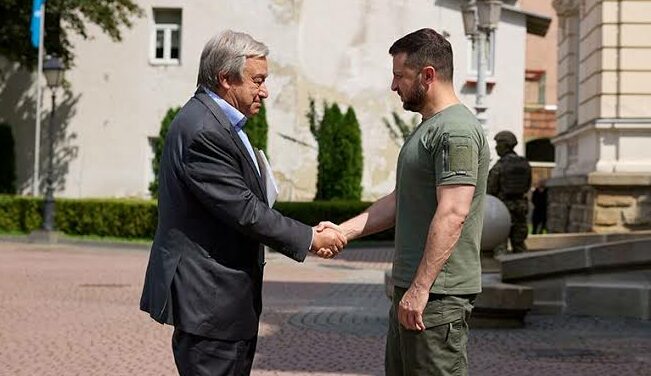 images (11) Presiden Ukraina Volodymyr Zelenskyy (kanan) menjabat tangan Sekretaris Jenderal Perserikatan Bangsa-Bangsa (PBB) Antonio Guterres di Lviv, Ukraina,