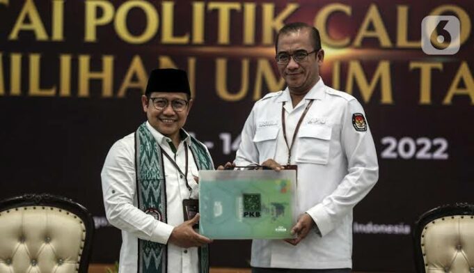 Ketua Umum Partai Kebangkitan Bangsa (PKB) Muhaimin Iskandar (kiri) dan Ketua KPU RI Hasyim Asy'ari (kanan) saat penyerahan dokumen peserta pemilu 2024 di Gedung KPU RI, Menteng-Jakarta Pusat, Senin (8/8).