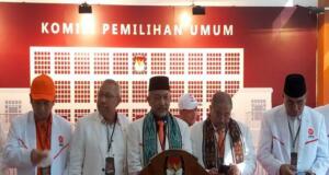 Presiden PKS Ahmad Syaikhu (tengah) bersama rombongan usai masukan berkas partainya ke KPU, Menteng, Jakarta Pusat, Senin (1/8).