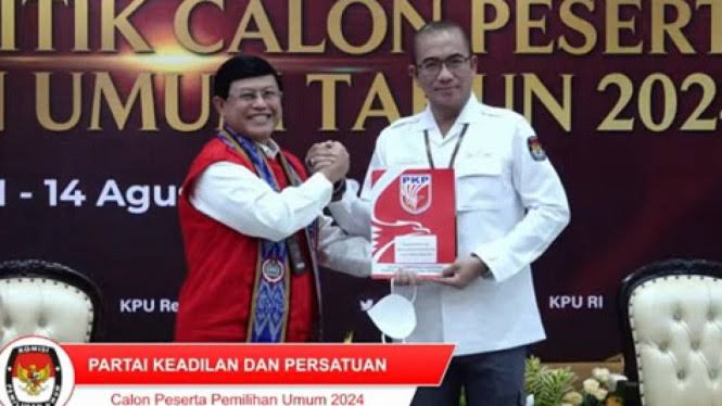 Ketua Komisi Pemilihan Umum (KPU) Hasyim Asy'ari (kanan) menerima berkas pendaftaran dari Ketua Partai Keadilan dan Persatuan Yussuf Solichien (kiri) saat Pendaftaran Partai Politik Calon Peserta Pemilu tahun 2024 di Kantor KPU, Jakarta, Senin (1/8).