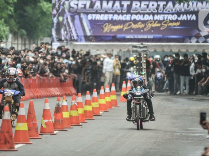 Pebalap memacu sepeda motor saat mengikuti Street Race Polda Metro Jaya di Kawasan Ancol, Jakarta Utara