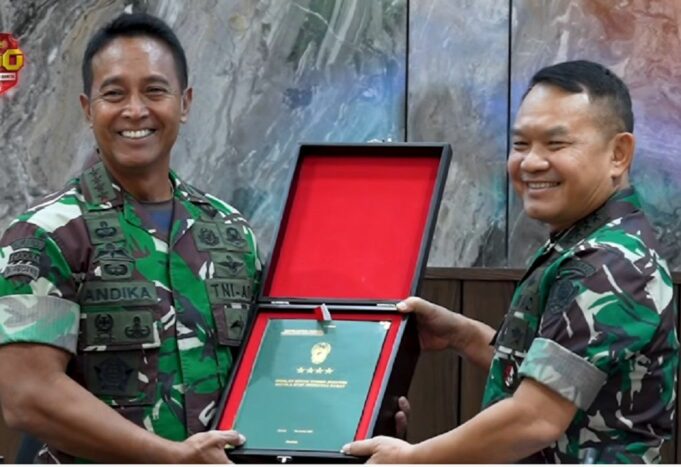 Panglima TNI Jenderal Andika Perkasa (kiri) dengan Kepala Staf TNI Angkatan Darat (KSAD) Jenderal Dudung Abdurachman (kanan)