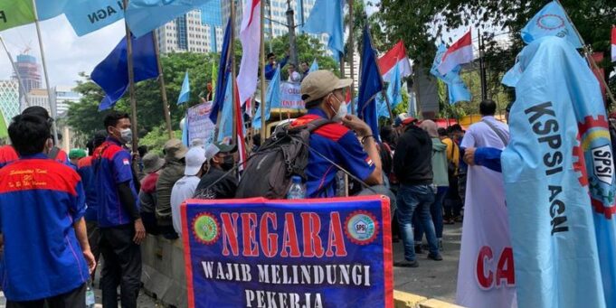 Demonstrasi buruh dari Konfederasi Serikat Pekerja Seluruh Indonesia (KSPSI) di kawasan Patung Arjuna Widjaja (Patung Kuda) untuk menolak kenaikan harga BBM, Jakarta, Senin (12/9)