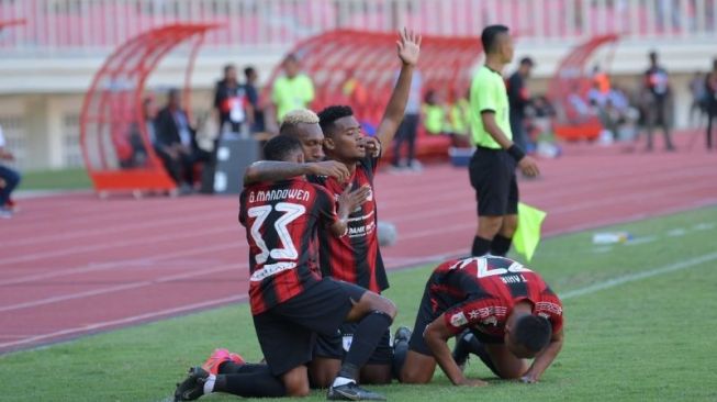 Selebrasi pemain Persipura Jayapura merayakan gol Ramai Rumakiek saat melawa Deltras Sidoarjo di Stadion Lukas Enembe