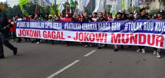 Massa Aksi Aliansi 1001 Buruh Jawa Barat saat mendatangi Istana Negara tuntut presiden Jokowi untuk menurunkan harga BBM