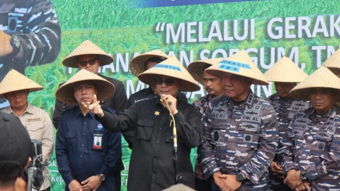 Wakil Menteri Pertanian (Wamentan), Harvick Hasnul Qolbi (tengah) bersama Wakil KSAL Laksamana Madya TNI Ahmadi Heri Purwono (kanan) di lokasi penanaman sorgum di lahan milik TNI AL, Kecamatan Cariu, Kabupaten Bogor. Foto: Istimewa/Aktual