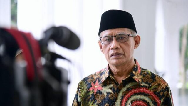 Ketua Umum Pimpinan Pusat Muhammadiyah Haedar Nasir (tengah) memberi keterangan kepada awak media di lingkungan Istana Kepresidenan Jakarta, Jumat (16/9)