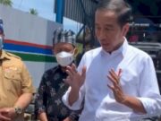 Presiden Jokowi usai meninjau Pabrik Aspal PT Wika Bitumen, Kabupaten Buton, Sulawesi Tenggara (Sultra), Selasa (27/9/2022)