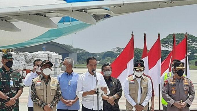 Presiden Joko Widodo (Jokowi) di Base Ops Lanud Halim Perdana Kusuma, Jakarta, Senin (26/9/2022), menyalurkan bantuan kemanusiaan satu juta dolar AS dan juga sejumlah barang-barang untuk meringankan beban masyarakat Pakistan yang terkena dampak bencana banjir dan tanah longsor.