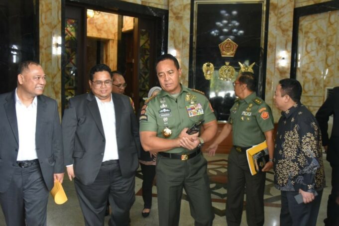 Komisioner Bawaslu Rahmad Bagja (kedua kiri) bersama Panglima TNI Andika Prakasa (kanan)