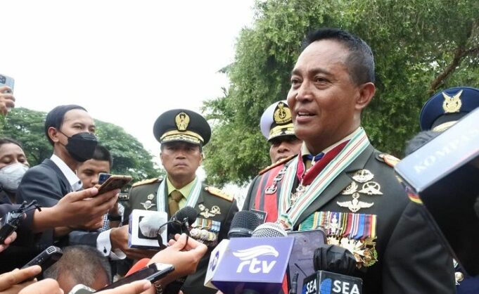 Panglima TNI Jenderal TNI Andika Perkasa memberikan keterangan kepada awak media seusai mengikuti Upacara Peringatan HUT Ke-77 TNI di Istana Merdeka, Jakarta, Rabu (5/10/2022)