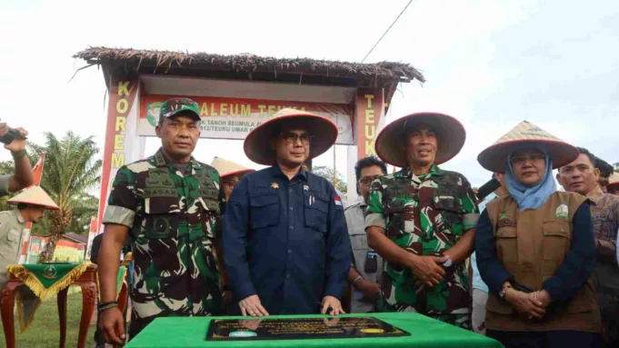 Wakil Menteri Pertanian (Wamentan), Harvick Hasnul Qolbi (tengah) didampingi Pangdam Iskandar Muda, Mayjen TNI Mohamad Hasan (kiri) saat meresmikan Food Estate Makorem 12/TU. Foto: Istimewa/AKTUAL