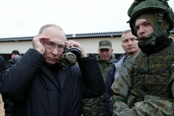 635222621a91a Presiden Rusia Vladimir Putin mengenakan kacamata saat mengunjungi pusat pelatihan Distrik Militer Barat untuk pasukan cadangan yang dimobilisasi, di Wilayah Ryazan