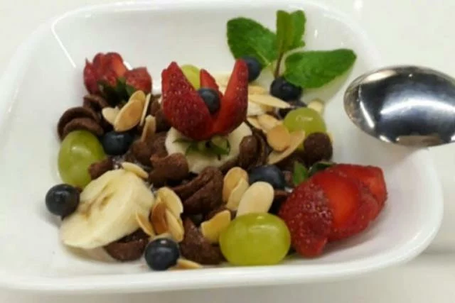 64f76cb91c082e78a85af1bbe29b1385 Alpukat, tomat, dan jambu bisa jadi pilihan karena kaya antioksidan.