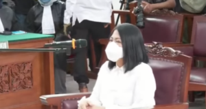 Terdakwa kasus pembunuhan berencana terhadap Nofriansyah Yosua Hutabarat atau Brigadir J, Putri Candrawathi menjalani sidang di Pengadilan Negeri Jakarta Selatan, Rabu (26/10)