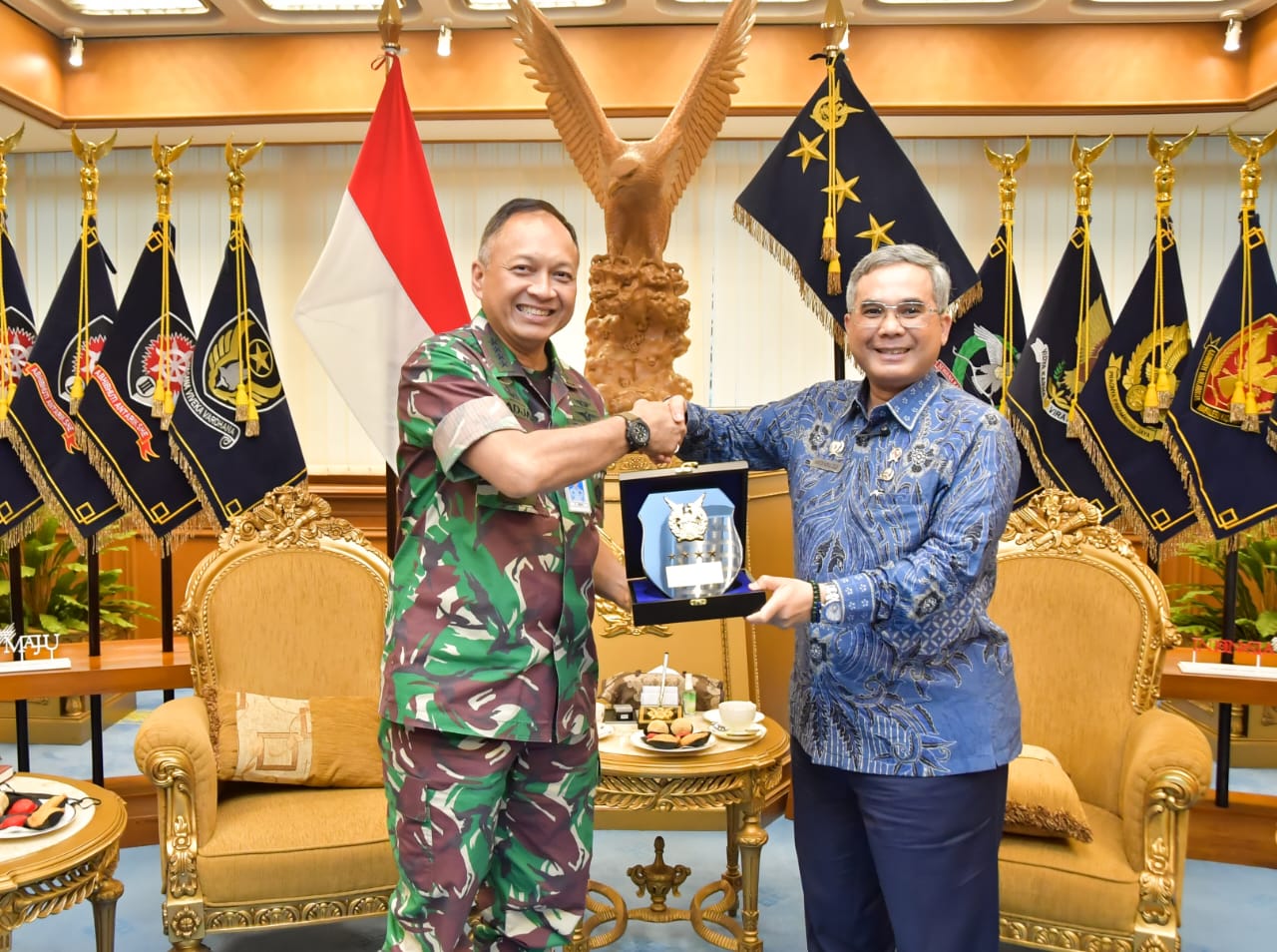 Wakil Menteri Pertanian (Wamentan), Harvick Hasnul Qolbi saat menerima cinderamata dari KASAU, Marsekal TNI Fadjar Prasetyo di Mabesau, Jakarta. Foto: Dispenau
