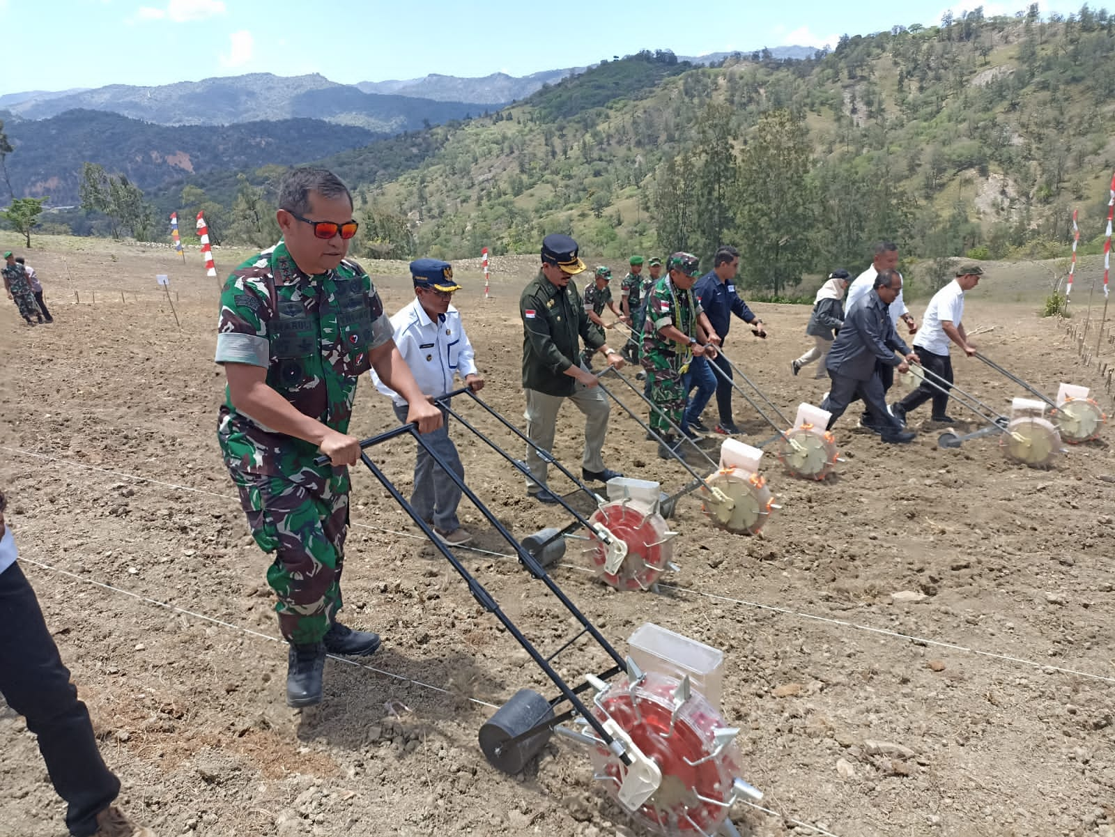 Pangkostrad, Letjen TNI Maruli Simanjuntak bersama jajaran Kementan dan masyarakat saat melakukan penanaman jagung. Foto: Istimewa 