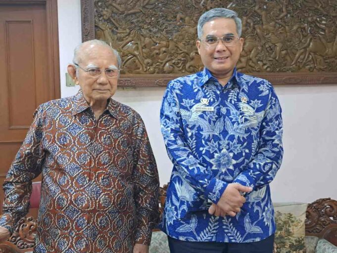 Wakil Menteri Pertanian (Wamentan), Harvick Hasnul Qolbi (kanan) bersama Ekonom Senior, Prof. Emil Salim di Taman Patra Kuningan Jakarta Selatan. Foto: istimewa/AKTUAL