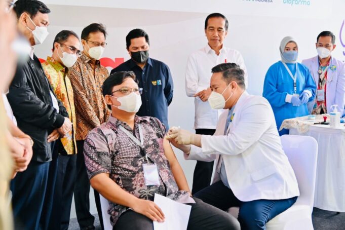 Presiden Joko Widodo menyaksikan penyuntikan perdana vaksin COVID-19 IndoVac di PT Bio Farma Kota Bandung, Jawa Barat, Kamis (13/10/2022)