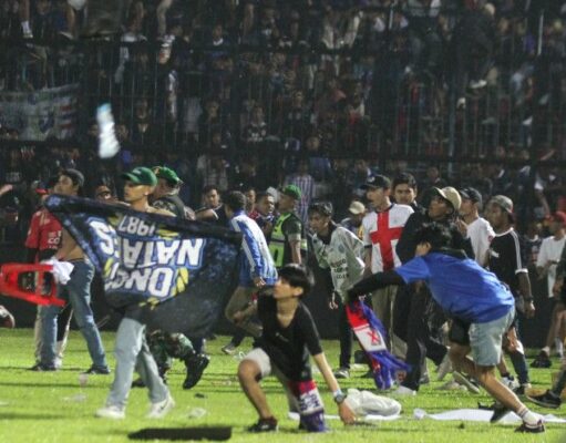 KA-KAMMI: Harus Ada yang Bertanggungjawab atas Tragedi Kanjuruhan Ilustrasi situasi saat suporter Arema turun ke lapangan