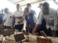 Menteri Perhubungan Budi Karya Sumadi (kanan) saat meninjau Pasar Induk Beras Cipinang, Jakarta, Senin (3/10/2022).