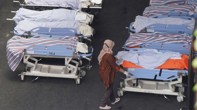 Petugas medis memindahkan jenazah korban kerusuhan Stadion Kanjuruhan di RSUD Saiful Anwar, Kota Malang, Jawa Timur beberapa waktu lalu.