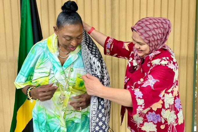 menteri-jamaika-mencoba-batik-indonesia