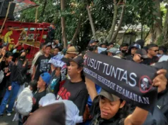 Ribuan Aremania Berunjuk Rasa Desak Kejari Tolak P-21 Kasus Kanjuruhan