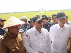 Wakil Menteri Pertanian (Wamentan), Harvick Hasnul Qolbi (tengah), bersama Pj Gubernur Aceh, Achmad Marzuki (kanan) dan Pj Bupati Aceh Barat Daya, Darmansah (kiri). Foto: istimewa