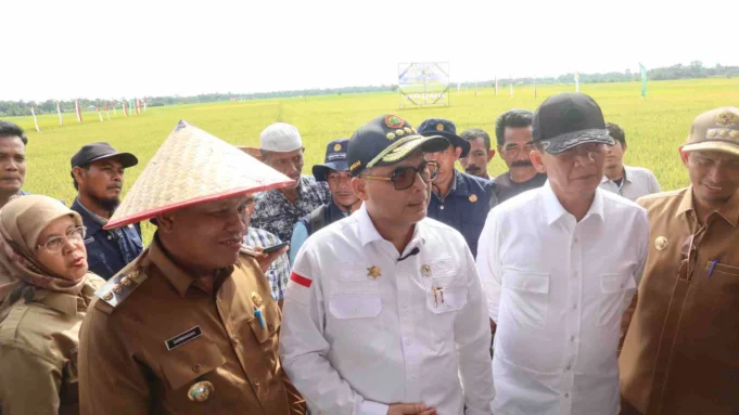 Wakil Menteri Pertanian (Wamentan), Harvick Hasnul Qolbi (tengah), bersama Pj Gubernur Aceh, Achmad Marzuki (kanan) dan Pj Bupati Aceh Barat Daya, Darmansah (kiri). Foto: istimewa