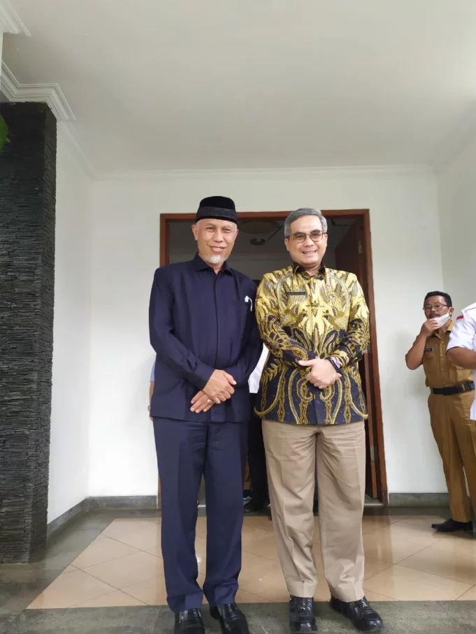 Wamentan Harvick (kanan) bersama Gubernur Sumatera Barat, Mahyeldi Ansyarullah