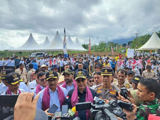 Wakil Menteri Pertanian (Wamentan), Harvick Hasnul Qolbi saat memberikan keterangan media usai menanam sorgum di Kabupaten Solok Selatan, Sumatera Barat. Foto: Istimewa/AKTUAL