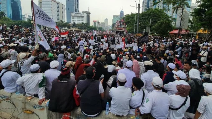 massa-pa-212-dkk-bertambah-ramai-di-sekitar-patung-kuda-pada-pukul-1345-wib-1_169