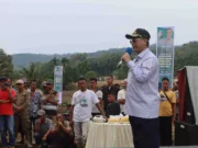 Wakil Menteri Pertanian (Wamentan), Harvick Hasnul Qolbi memberikan sambutan di Kawasan Pertanian Terpadu (KPT) Tigalingga, Kabupaten Dairi, Jumat (9/12/2022). Foto: Aktual/Istimewa