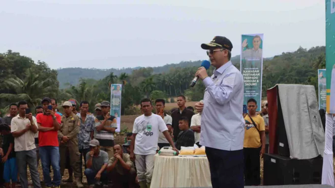 Wakil Menteri Pertanian (Wamentan), Harvick Hasnul Qolbi memberikan sambutan di Kawasan Pertanian Terpadu (KPT) Tigalingga, Kabupaten Dairi, Jumat (9/12/2022). Foto: Aktual/Istimewa