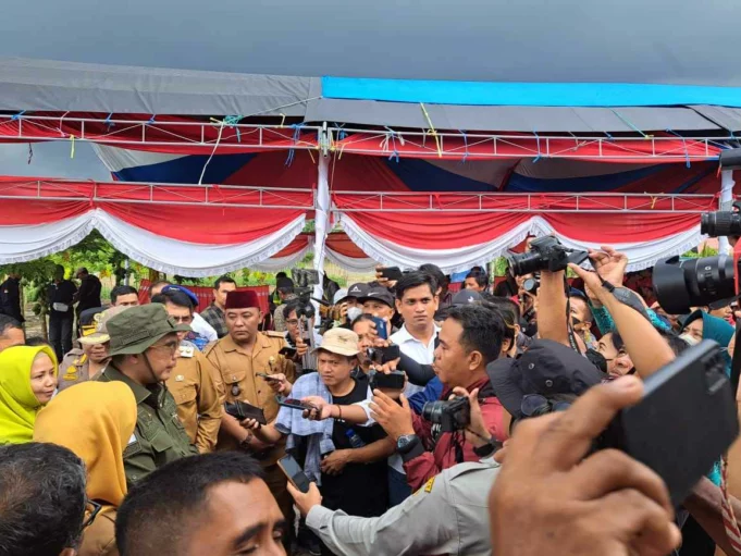 Wakil Menteri Pertanian (Wamentan), Harvick Hasnul Qolbi saat memberikan keterangan media usai berdialog dengan para petani di desa Giripurwa, Penajam Paser Utara. Foto: Aktual/Istimewa