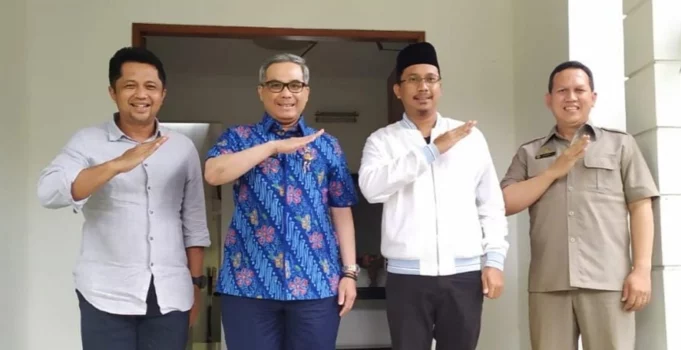 Wakil Menteri Pertanian (Wamentan), Harvick Hasnul Qolbi (kedua dari kiri) usai menerima kedatangan Bupati Sidoarjo Ahmad Muhdlor Ali (kedua dari kanan) di ruang kerjanya. Foto: Istimewa/AKTUAL