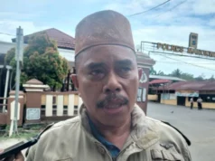 Sesepuh keluarga besar Buton Sulawesi Tenggara kabupaten Manokwari, La Neto, memberikan keterangan kepada wartawan di halaman markas Polres Manokwari Papua Barat. Foto: Antara