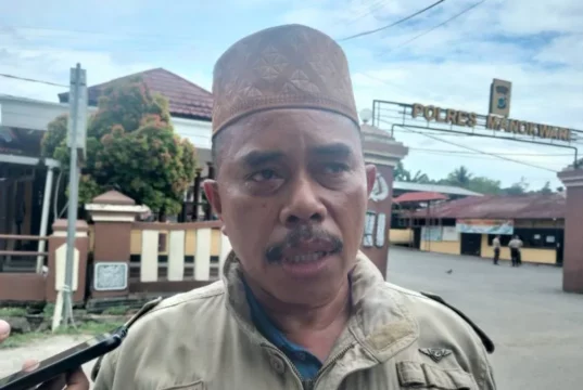 Sesepuh keluarga besar Buton Sulawesi Tenggara kabupaten Manokwari, La Neto, memberikan keterangan kepada wartawan di halaman markas Polres Manokwari Papua Barat. Foto: Antara