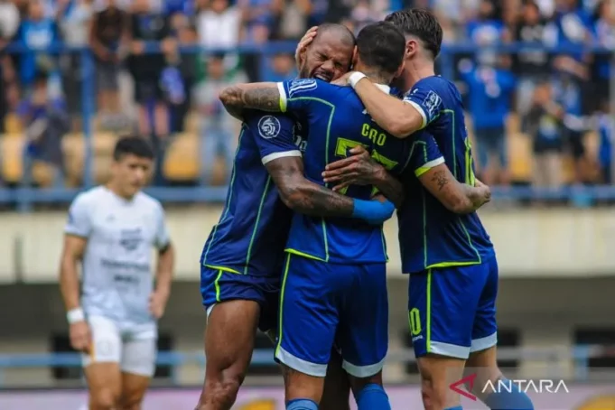 Pesepak Bola Persib Bandung David Da Silva (kiri), Ciro Alves (tengah) dan Marc Klok (kanan) melakukan seleberasi usai mencetak gol ke gawang Rans Nusantara FC pada pertandingan BRI Liga 1 di Stadion Gelora Bandung Lautan Api, Bandung, Jawa Barat, Minggu (4/9/2022). ANTARA FOTO/Raisan Al Farisi/hp.