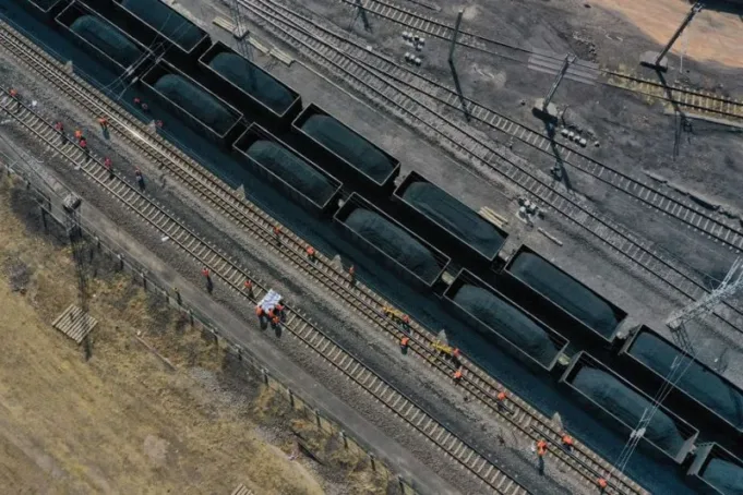 Rangkaian kereta pengangkut batu bara terlihat di salah satu stasiun di Shanxi. Shanxi, provinsi di China utara yang kaya batu bara, menetapkan target pertumbuhan Produk Domestik Bruto (PDB) sekitar 6 persen untuk 2023. (Xinhua)