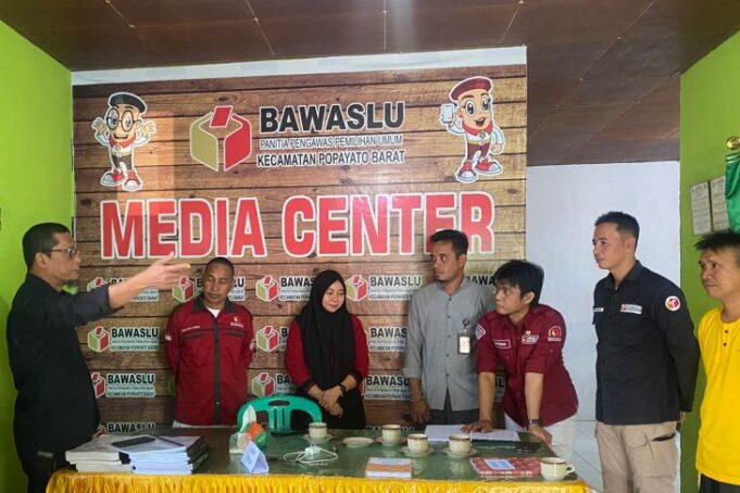 Anggota Bawaslu Provinsi Gorontalo, Divisi Penanganan Pelanggaran dan Data Informasi, John Hendri Purba, melakukan pengawasan di 13 Panwaslu Kecamatan se-Kabupaten Pohuwato. (ANTARA/HO-Humas Bawaslu) Anggota Bawaslu Provinsi Gorontalo, Divisi Penanganan Pelanggaran dan Data Informasi, John Hendri Purba, melakukan pengawasan di 13 Panwaslu Kecamatan se-Kabupaten Pohuwato. (ANTARA/HO-Humas Bawaslu)
