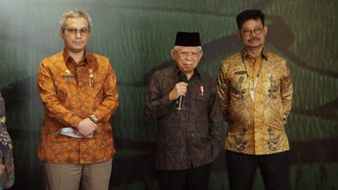 Wakil Presiden RI, KH Maruf Amin (tengah) didampingi Menteri Pertanian, Syahrul Yasin Limpo (kanan), dan Wakil Menteri Pertanian, Harvick Hasnul Qolbi (kiri). Foto: Humas Kementan RI